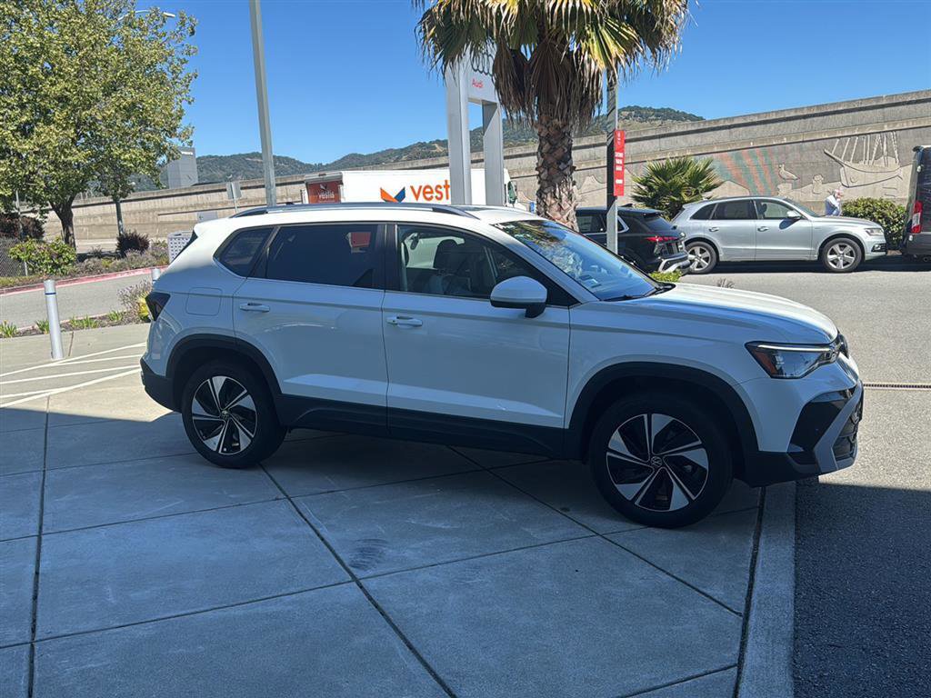Used 2025 Volkswagen Taos SE w/ Panoramic Sunroof Package image 5