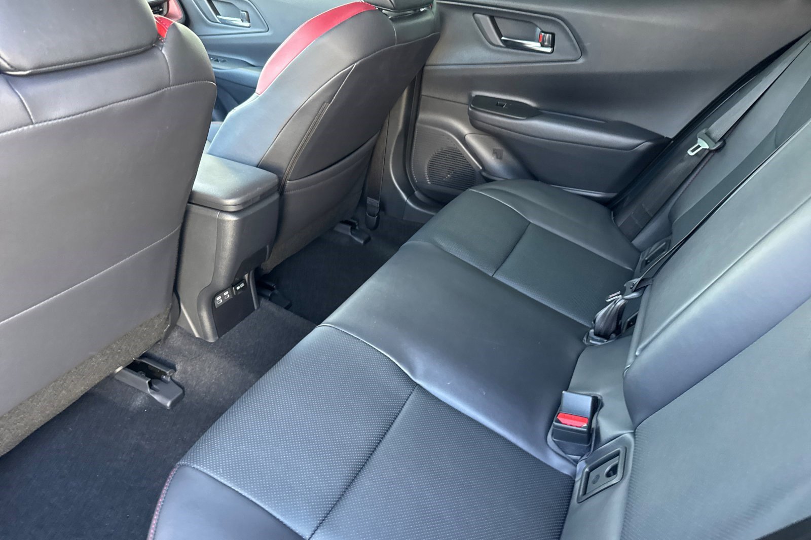 Used 2025 Toyota Prius Plug-In Hybrid image 27