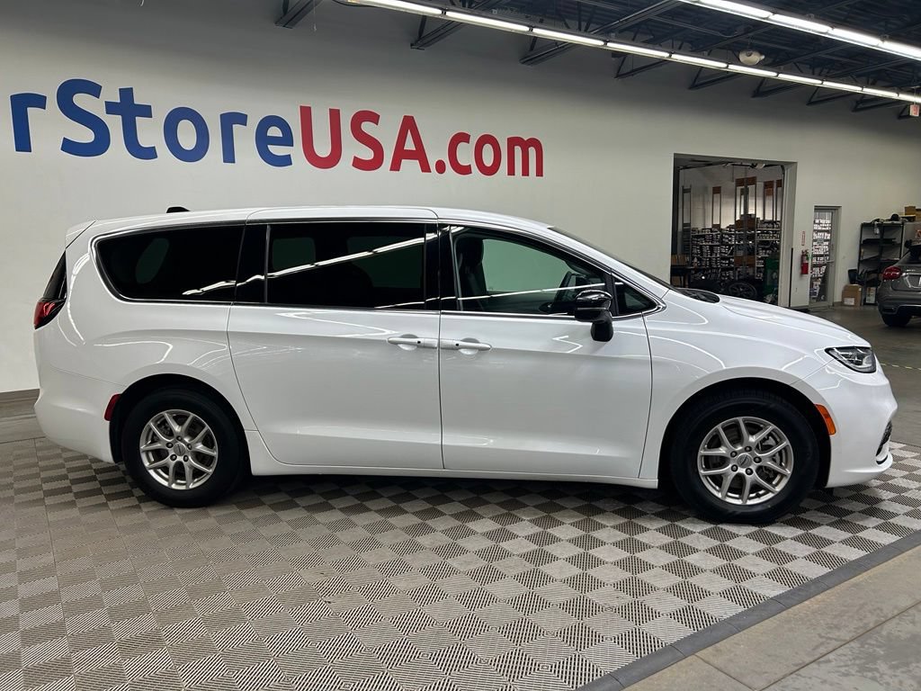 Used 2024 Chrysler Pacifica Touring-L FWD image 13