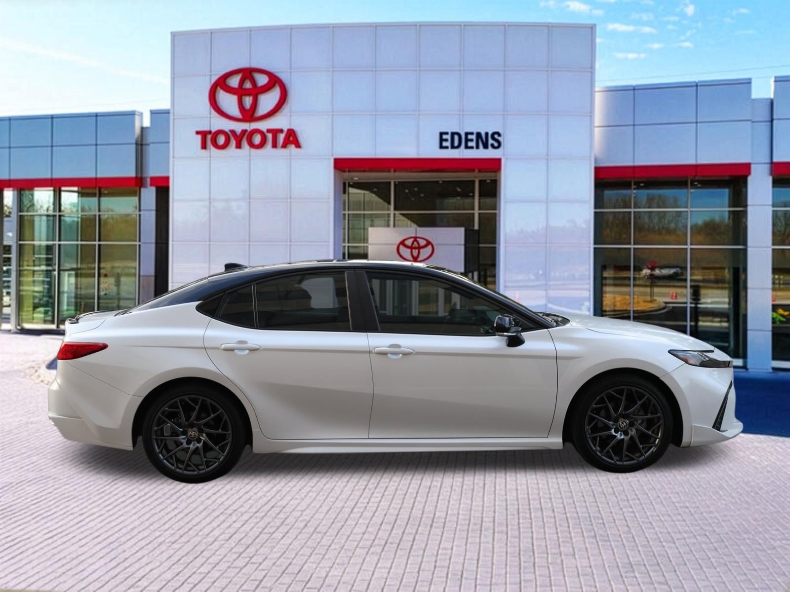Used 2025 Toyota Camry XSE FWD image 2