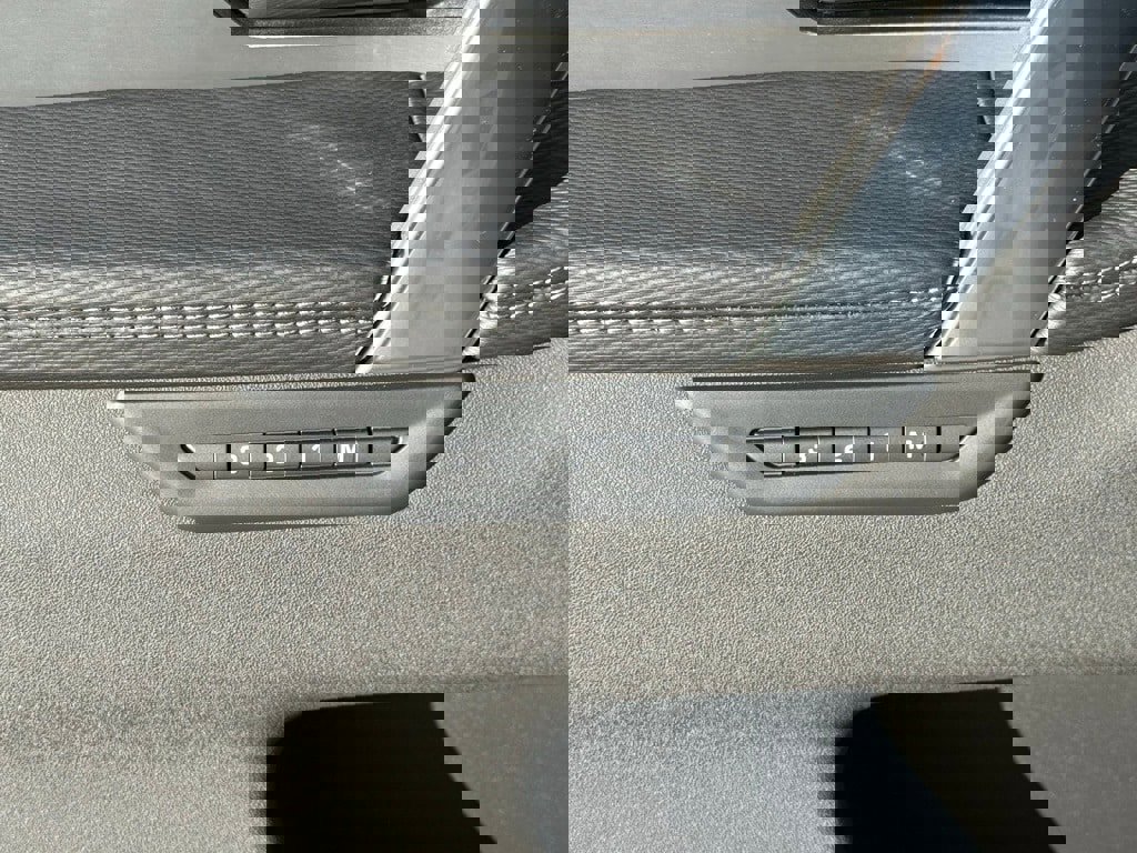 Used 2025 Land Rover Discovery Sport Dynamic SE image 17