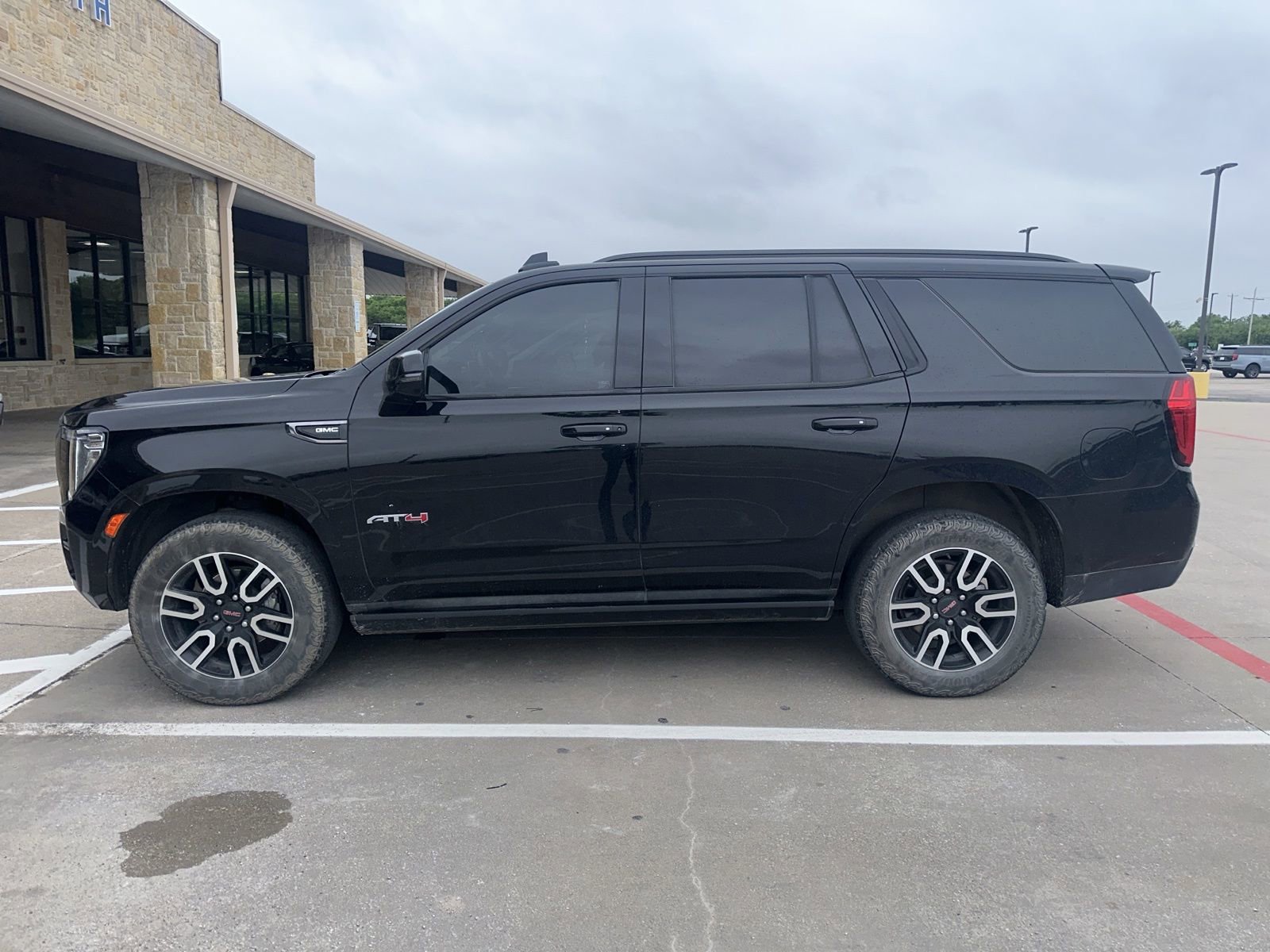 Used 2023 GMC Yukon AT4 AWD/4WD image 2