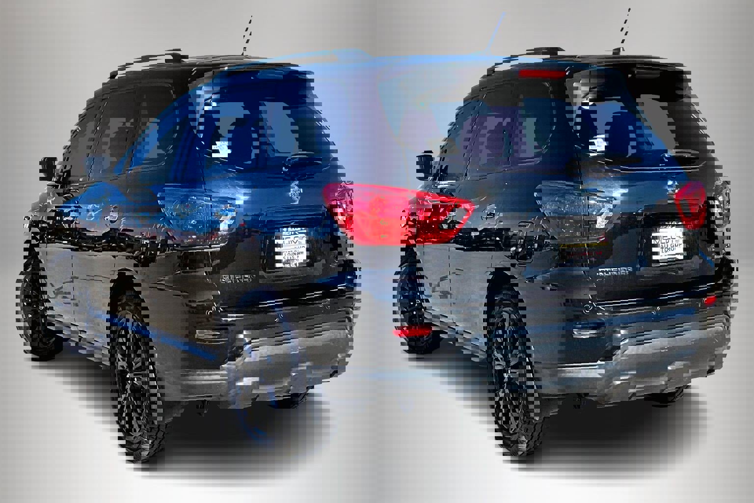 Used 2018 Nissan Pathfinder SL w/ Midnight Edition Package image 4