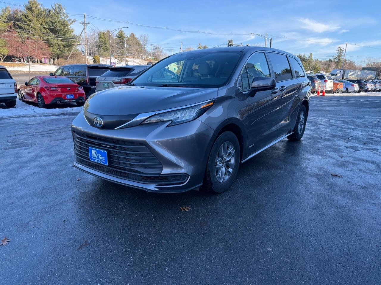 Used 2021 Toyota Sienna LE image 2