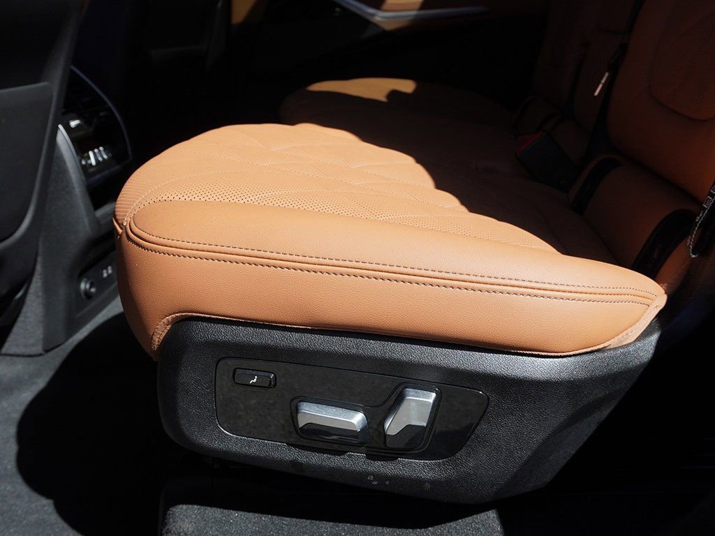 Used 2024 BMW X7 xDrive40i w/ Premium Package image 38