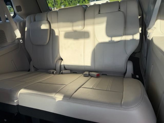 Used 2013 Chrysler Town & Country Touring FWD image 6