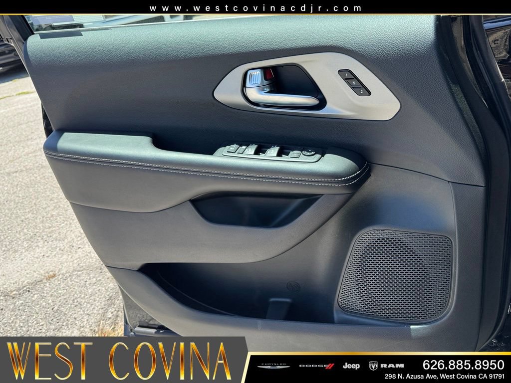 New 2027 Chrysler Pacifica Select FWD image 18