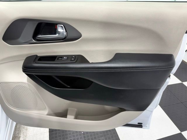 Used 2023 Chrysler Pacifica Touring-L image 24