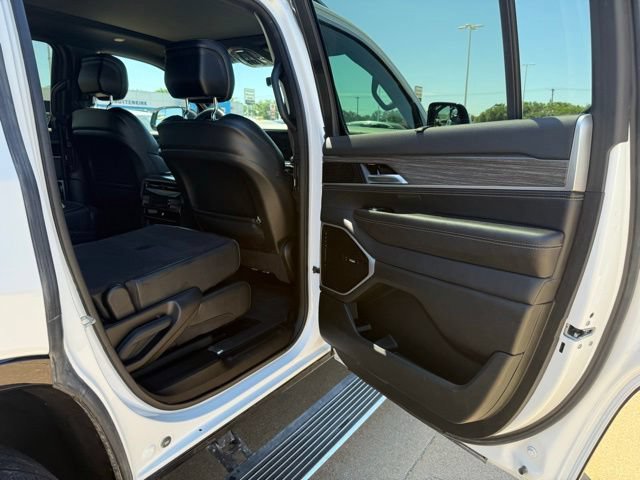 Used 2024 Jeep Wagoneer Series III w/ Premium Group I AWD/4WD image 48