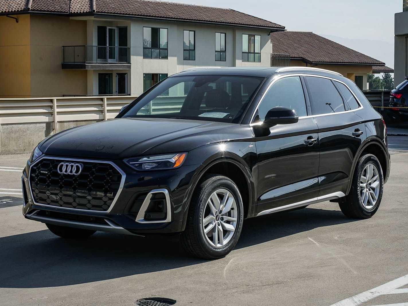 Used 2023 Audi Q5 2.0T Premium w/ Convenience Package image 1