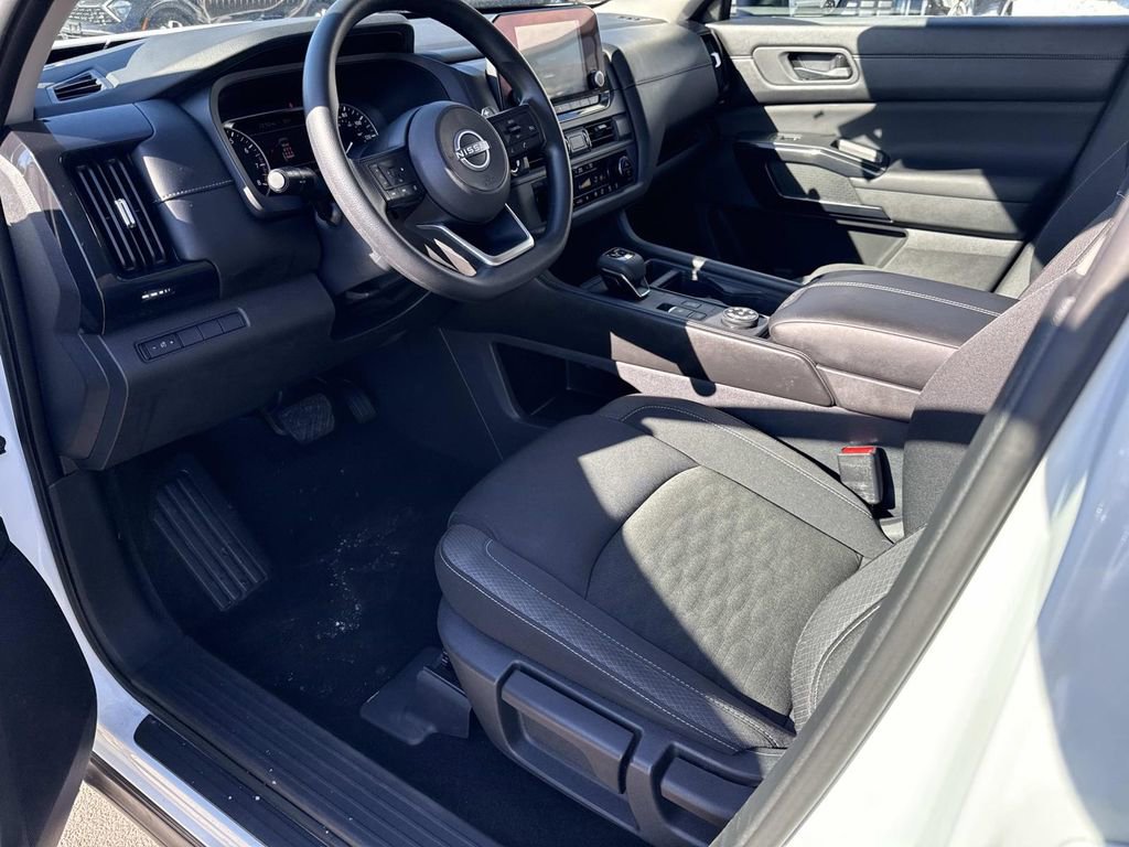 Used 2024 Nissan Pathfinder S image 17