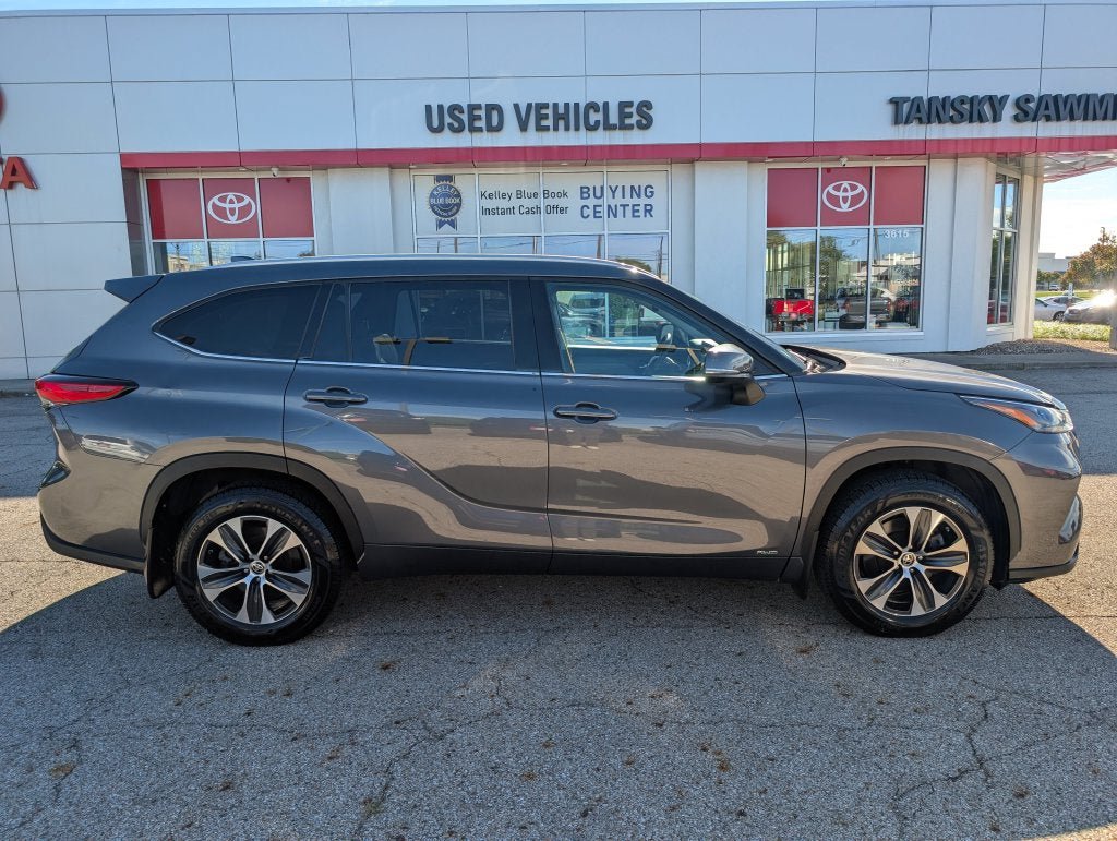 Certified 2022 Toyota Highlander XLE AWD/4WD image 8