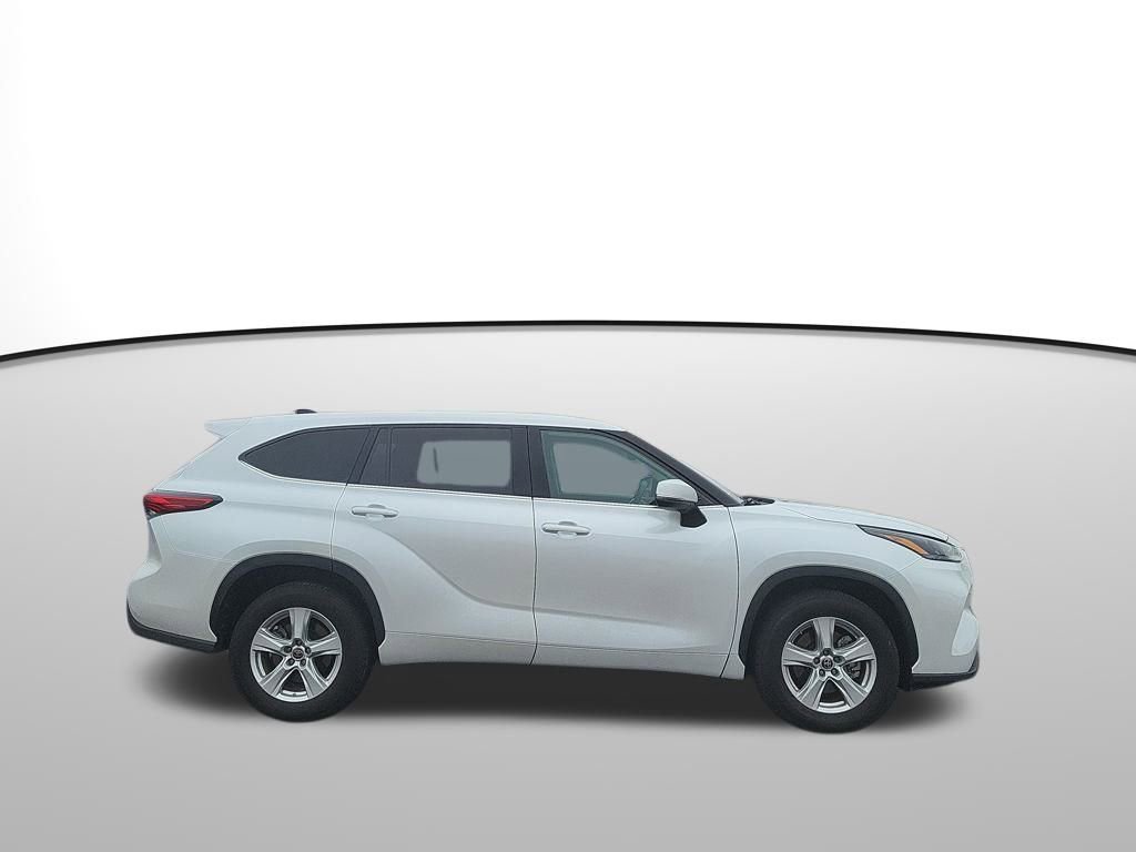Used 2023 Toyota Highlander LE image 7