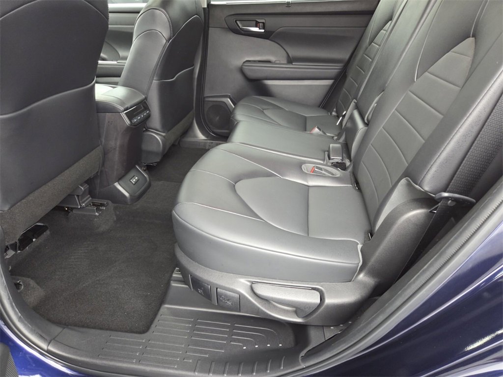 Used 2022 Toyota Highlander XLE image 23