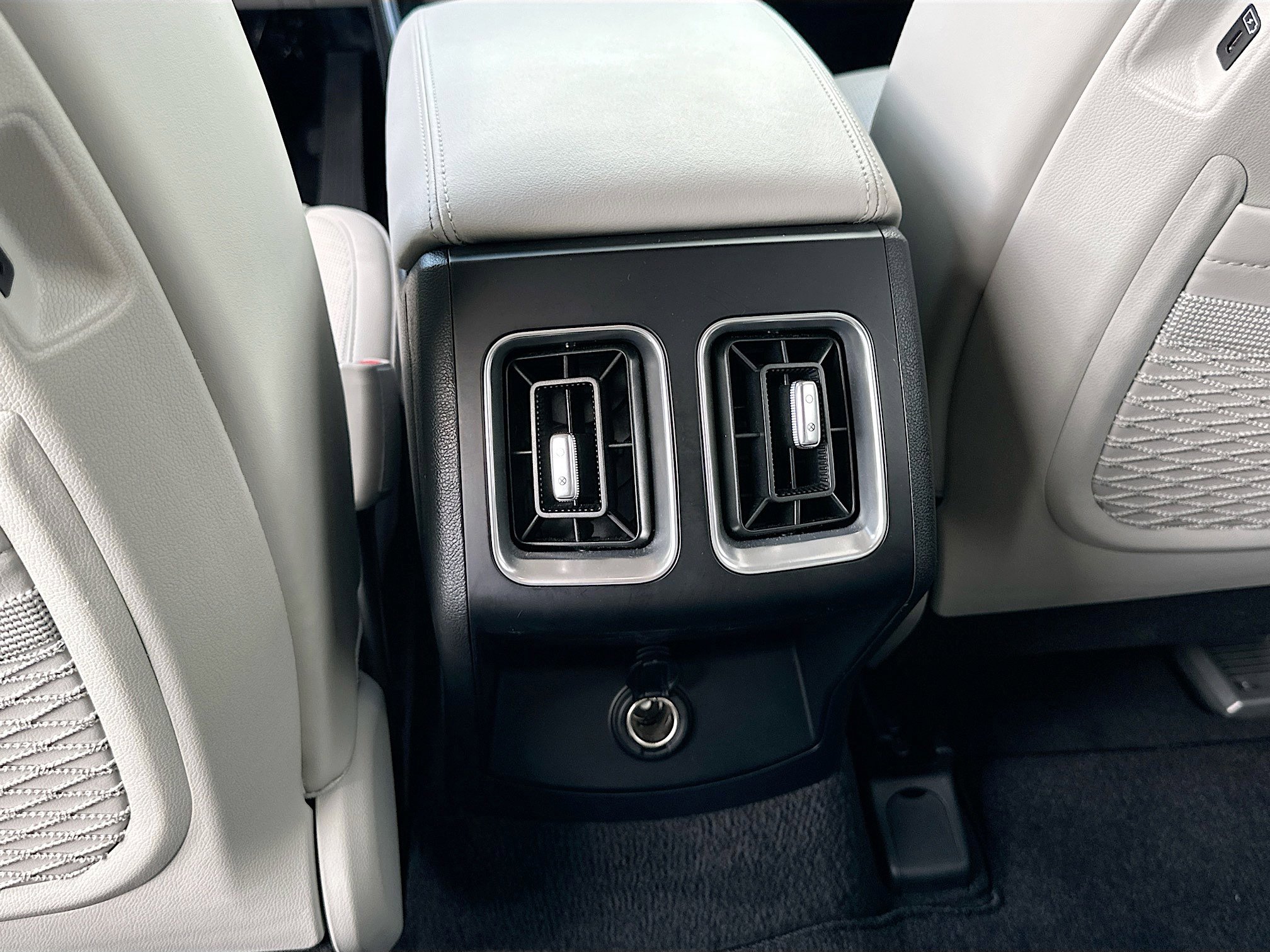 Used 2025 Kia Sorento S image 24