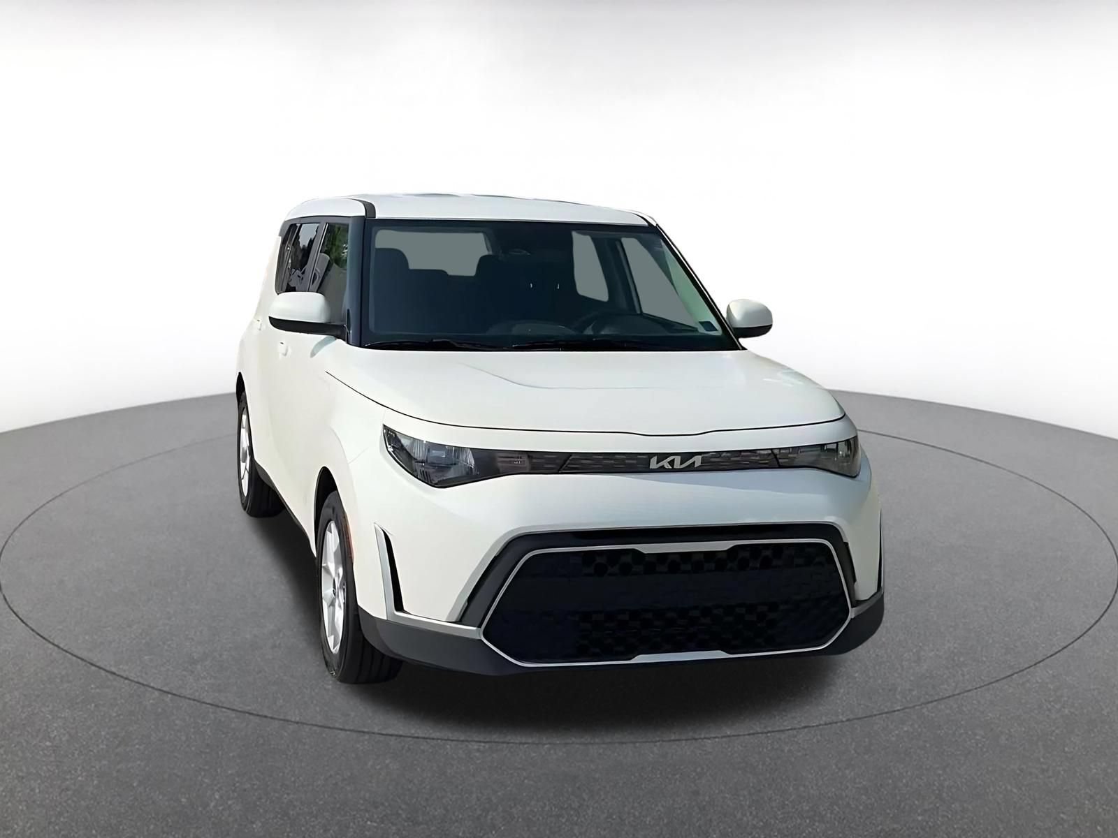 Used 2025 Kia Soul LX w/ LX Technology Package FWD image 3