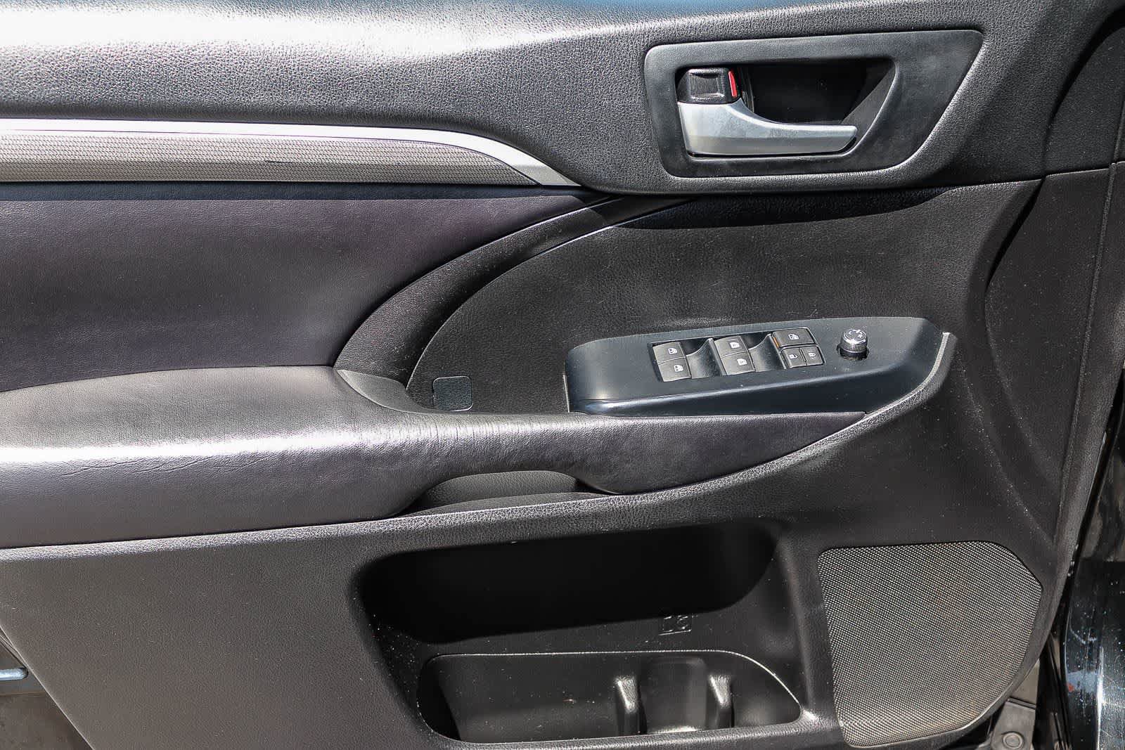 Used 2018 Toyota Highlander SE FWD image 20