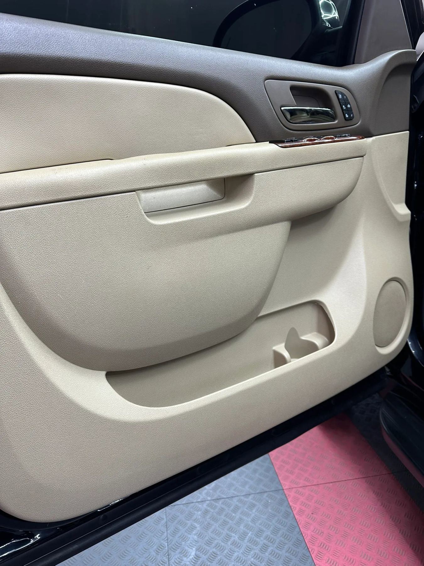 Used 2011 Chevrolet Avalanche LTZ RWD image 10