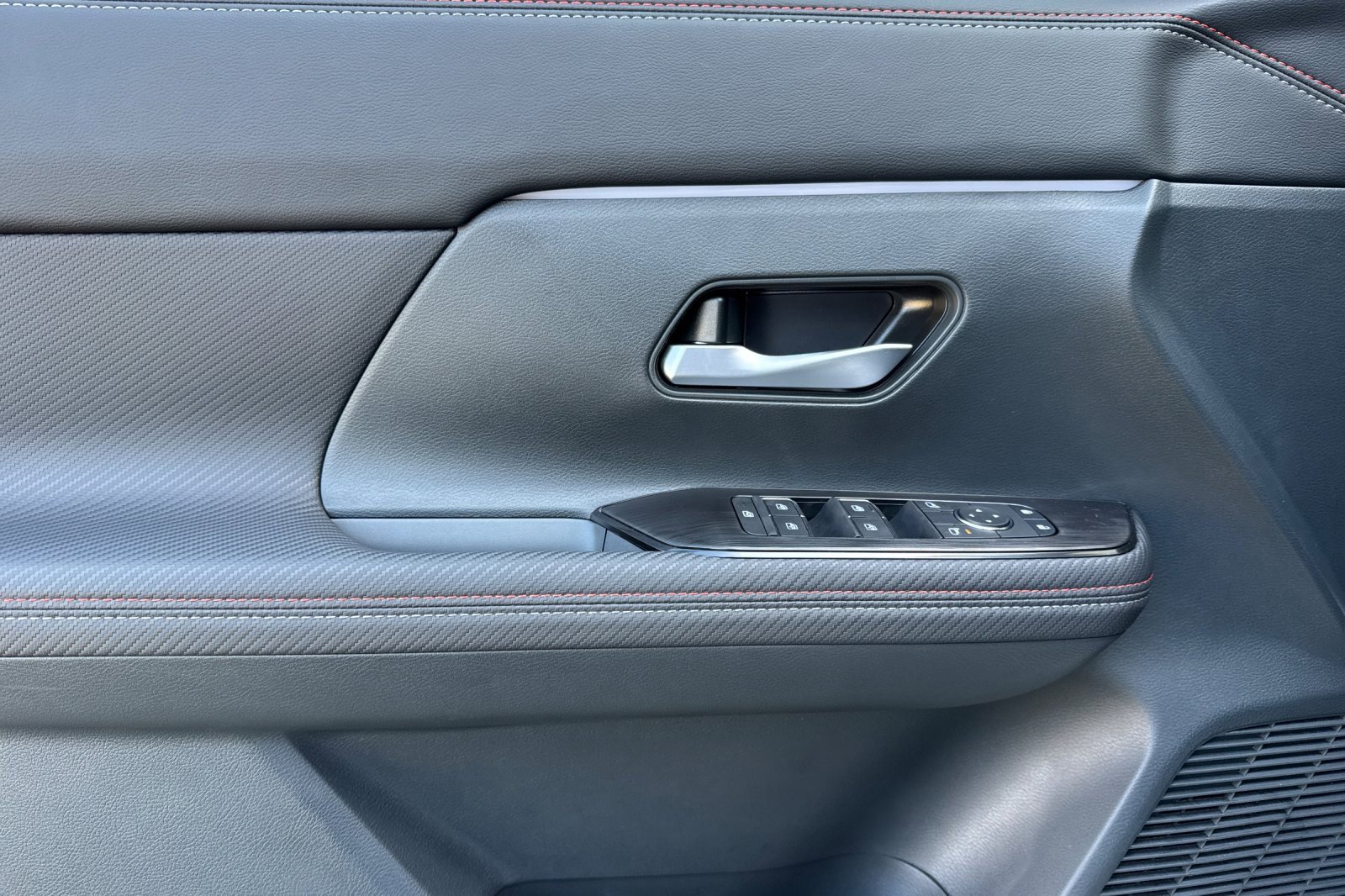 New 2026 Nissan Kicks SR w/ Cold Weather Package image 8