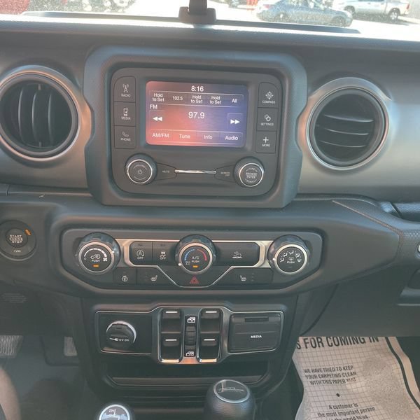 Used 2021 Jeep Gladiator Overland AWD/4WD image 13