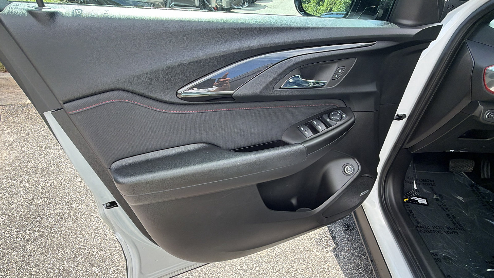 Used 2023 Chevrolet TrailBlazer RS w/ Sun and Liftgate Package FWD image 14