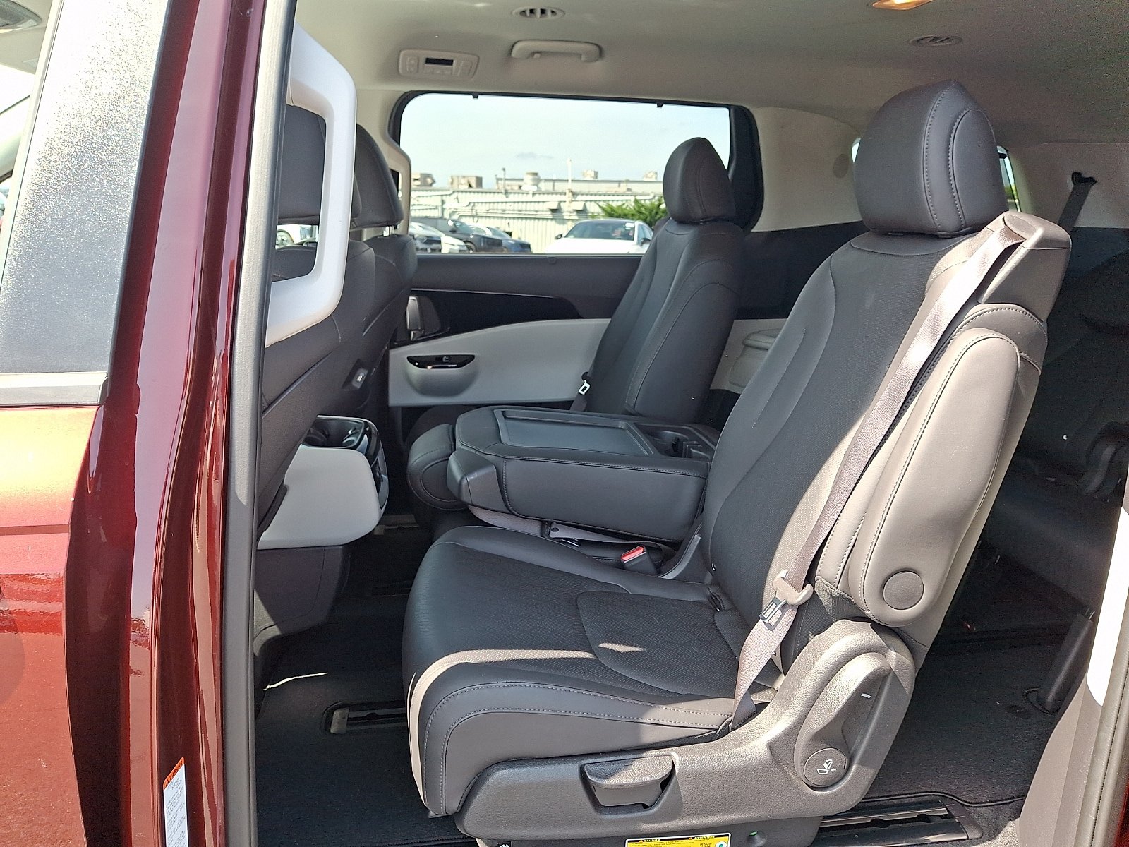 Used 2024 Kia Carnival EX FWD image 10