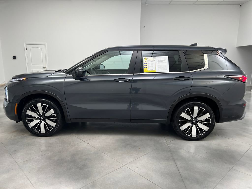 Used 2025 Mitsubishi Outlander SE AWD/4WD image 4