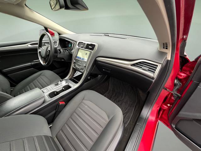Used 2020 Ford Fusion SE image 33