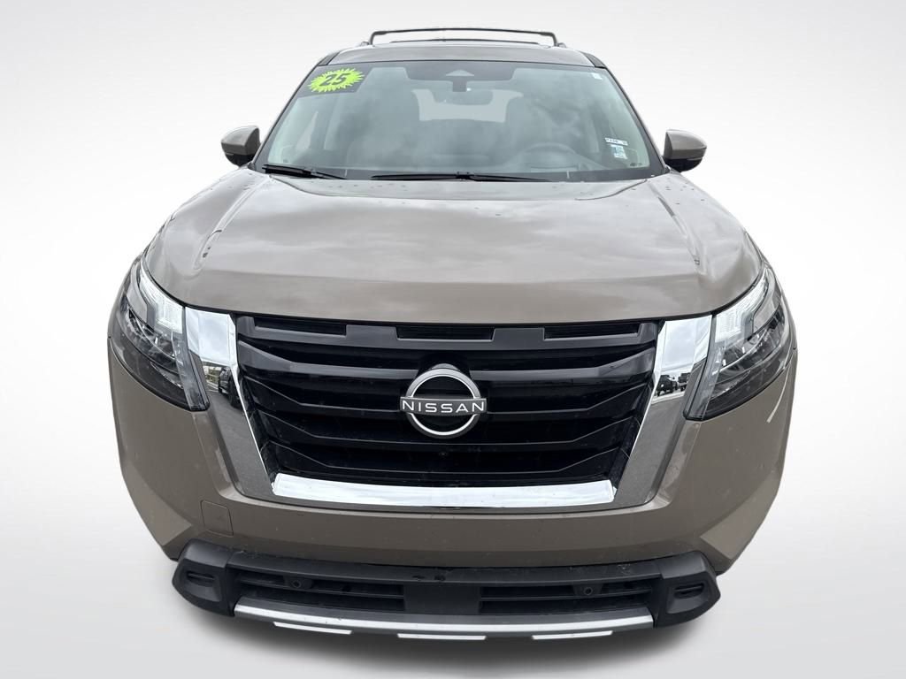 Used 2025 Nissan Pathfinder Platinum image 17