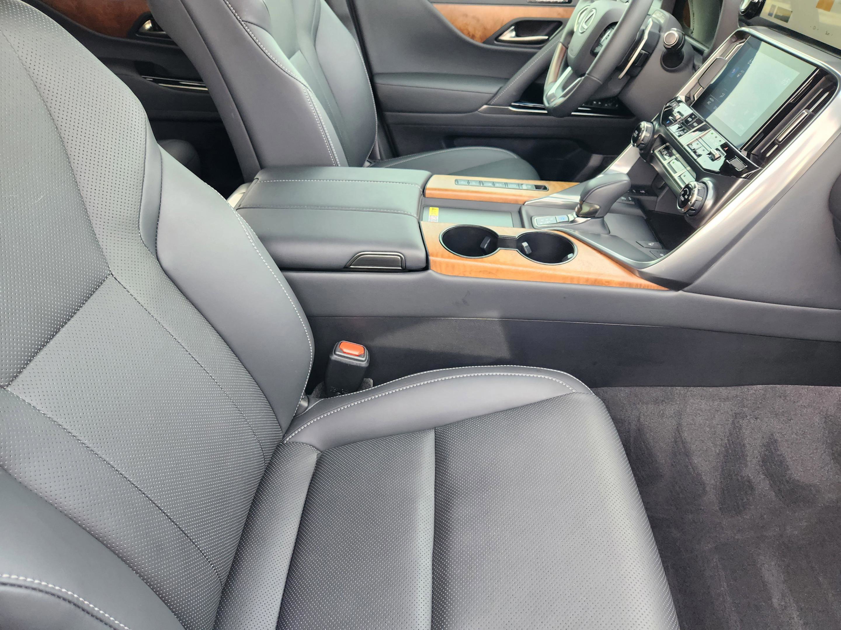 Certified 2025 Lexus LX 700h Luxury image 8