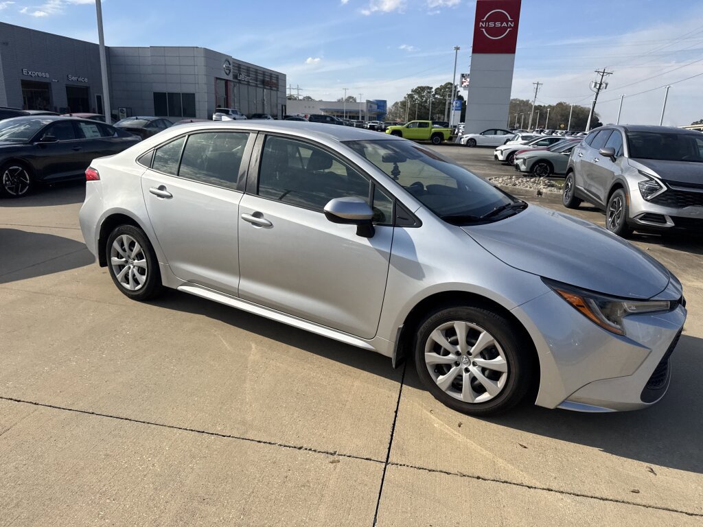 Used 2022 Toyota Corolla LE image 11