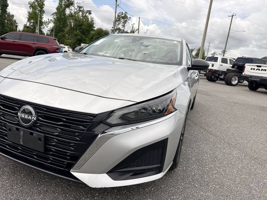 Used 2024 Nissan Altima 2.5 SV FWD image 11