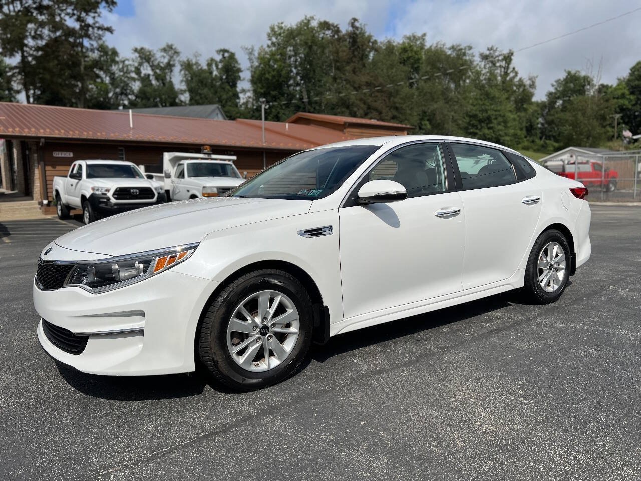 Used 2017 Kia Optima LX FWD image 1