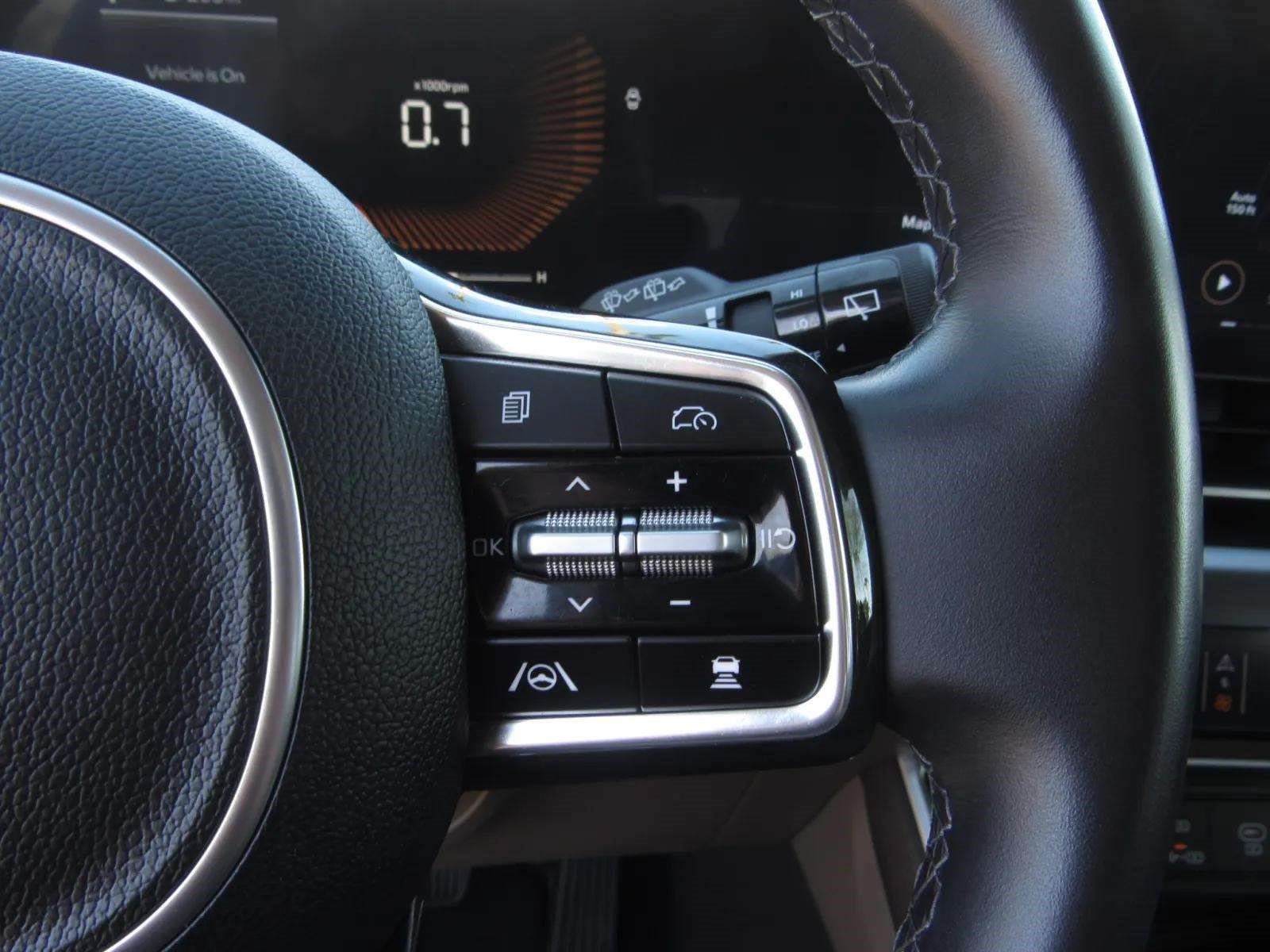 Used 2025 Kia Carnival FWD image 26
