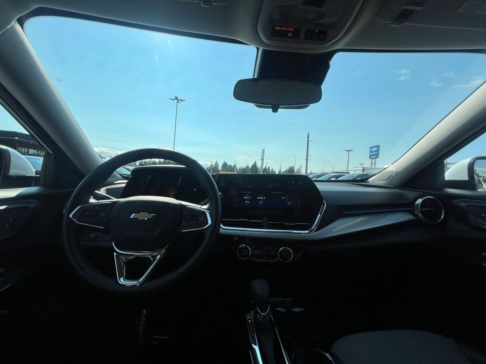 Used 2025 Chevrolet Trax LT w/ LT Convenience Package FWD image 33