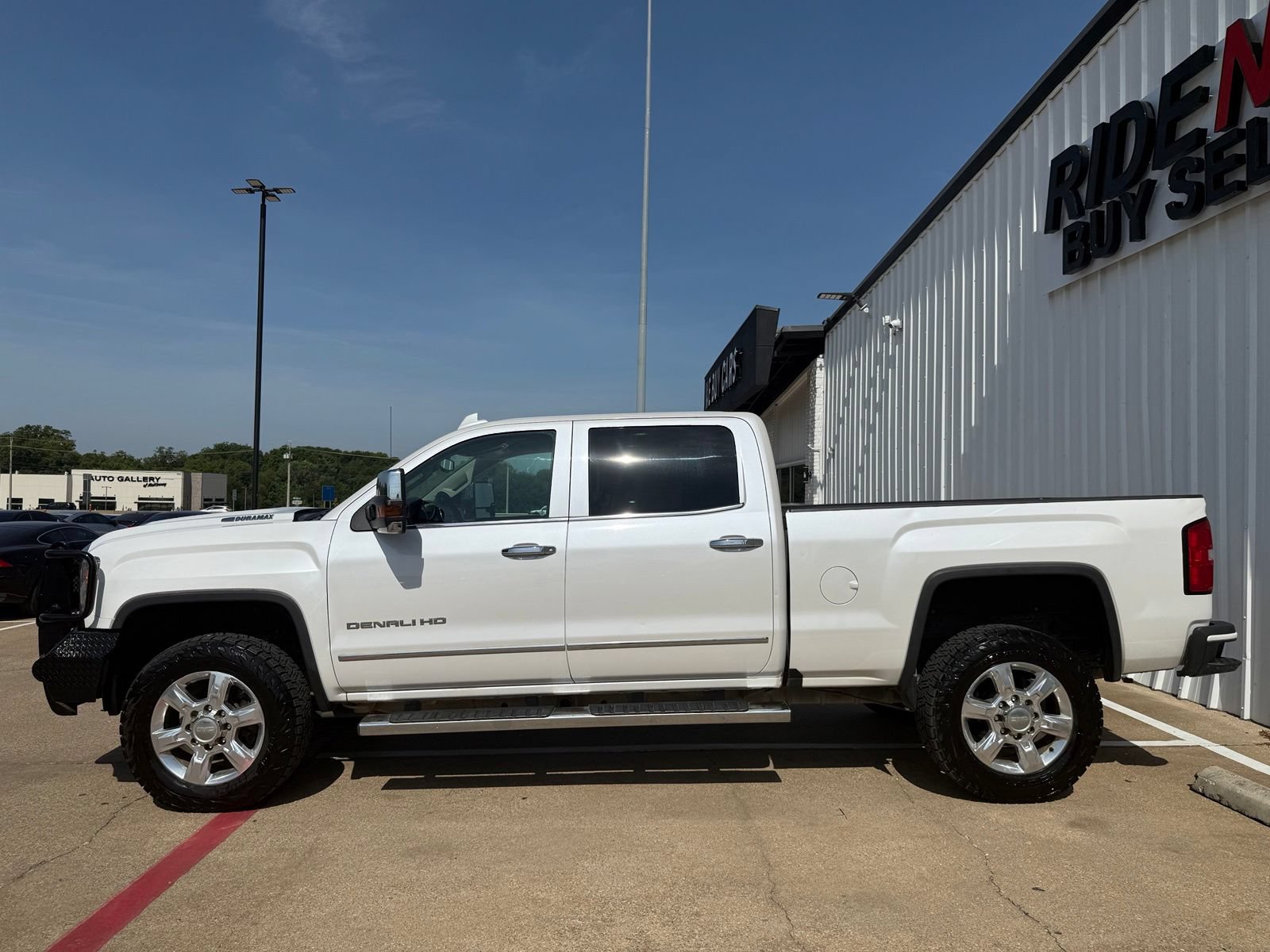 Used 2019 GMC Sierra 2500 Denali w/ Duramax Plus Package AWD/4WD image 3