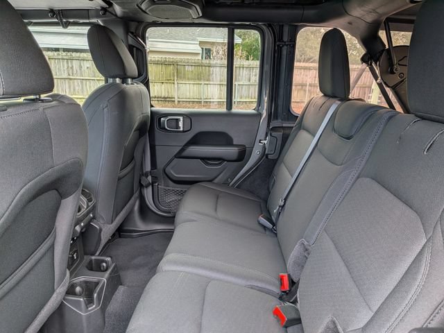 Used 2022 Jeep Wrangler Unlimited Sahara AWD/4WD image 14