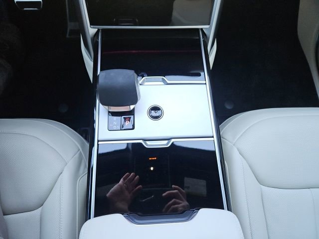 Used 2025 Land Rover Range Rover SE image 18
