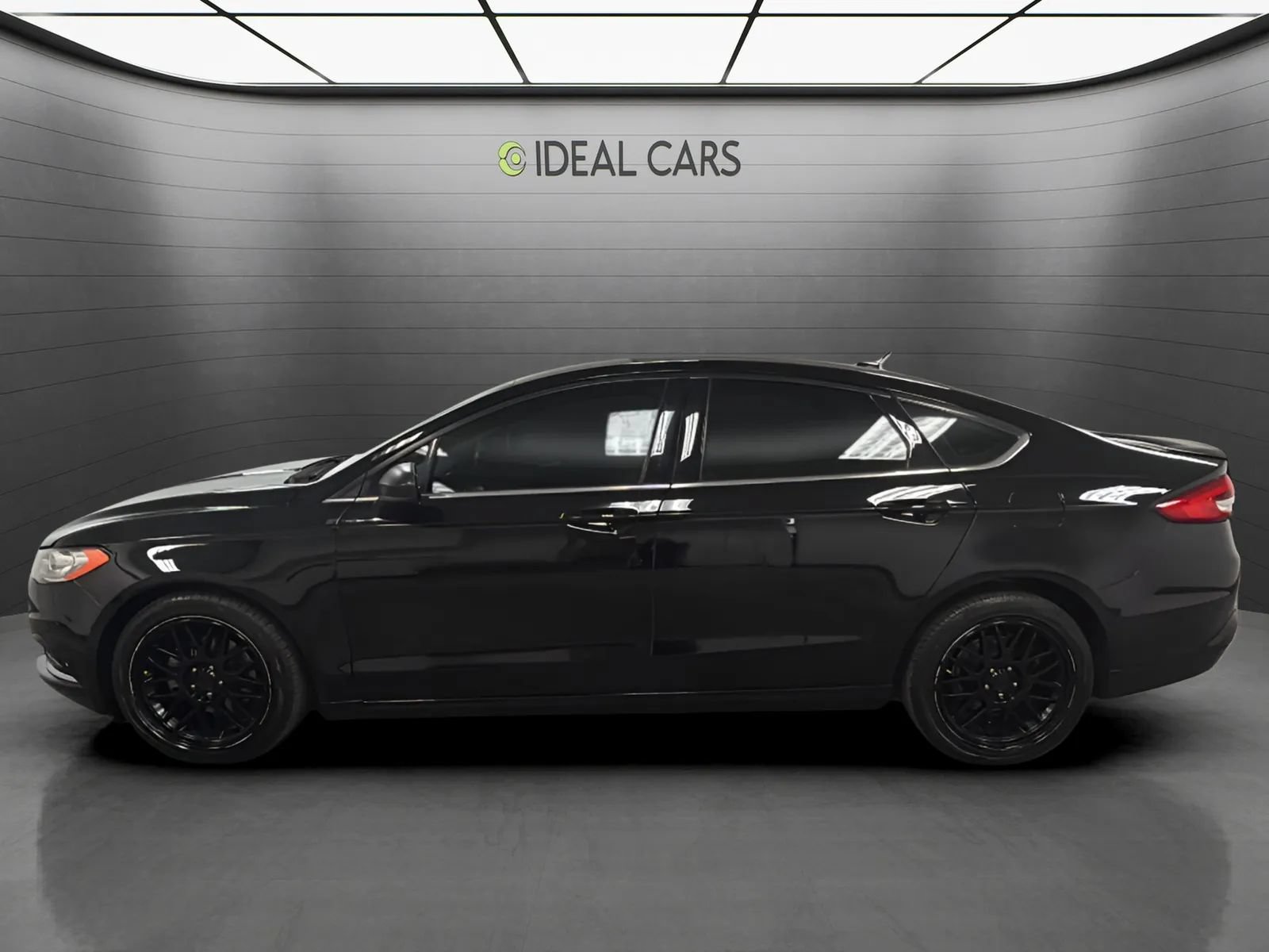 Used 2018 Ford Fusion SE w/ Equipment Group 201A FWD image 2