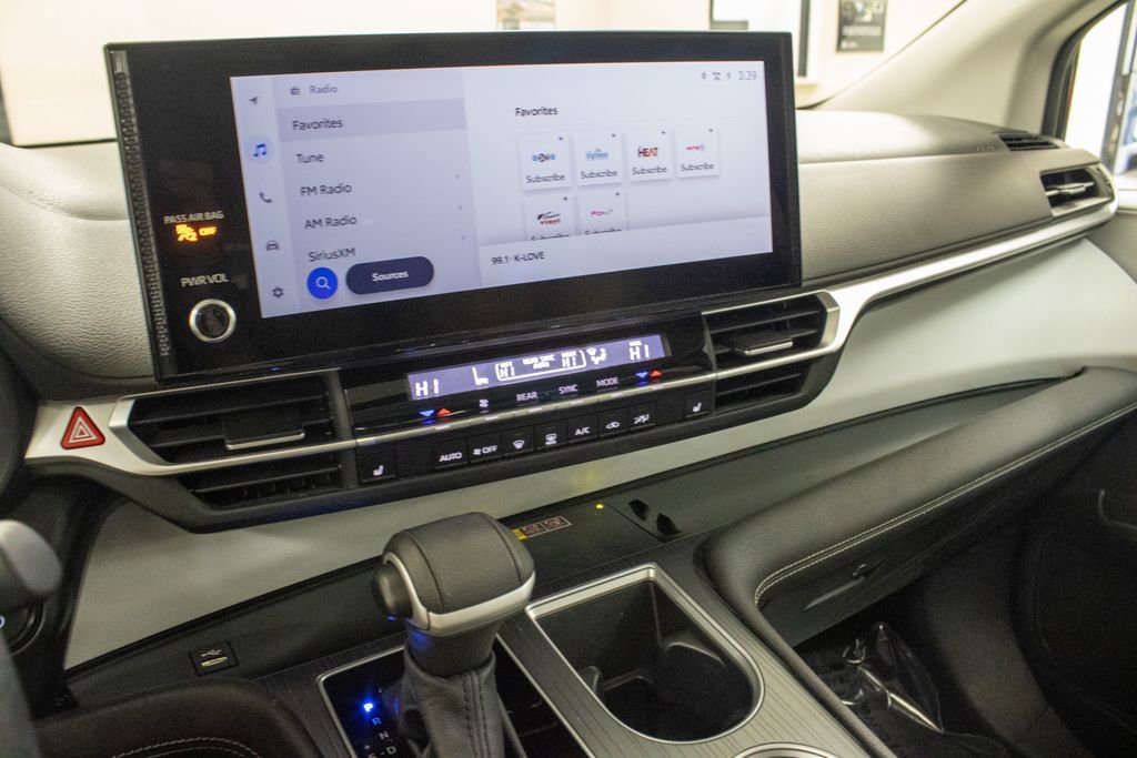 Used 2025 Toyota Sienna XLE image 30