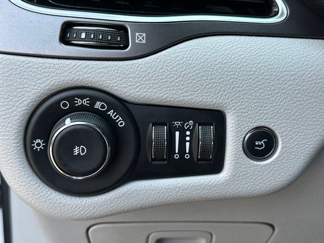 Used 2019 Jeep Cherokee Limited w/ Luxury Group AWD/4WD image 11