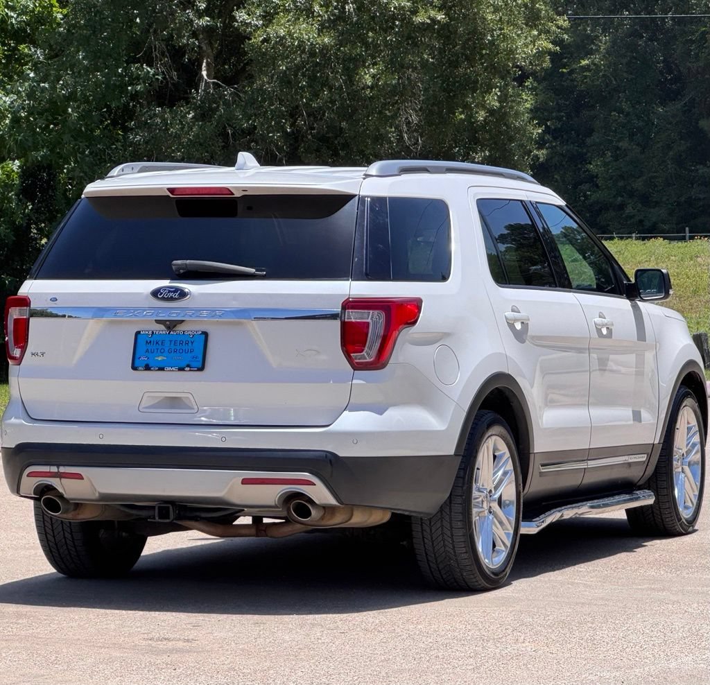 Used 2017 Ford Explorer XLT w/ Equipment Group 202A FWD image 15