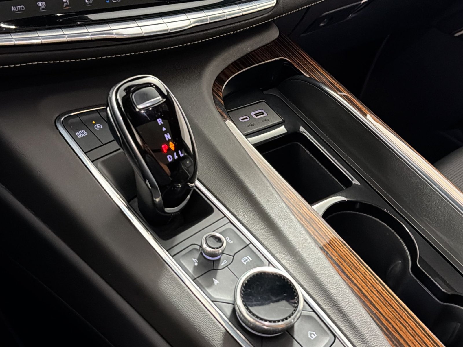 Used 2022 Cadillac Escalade Premium Luxury AWD/4WD image 19