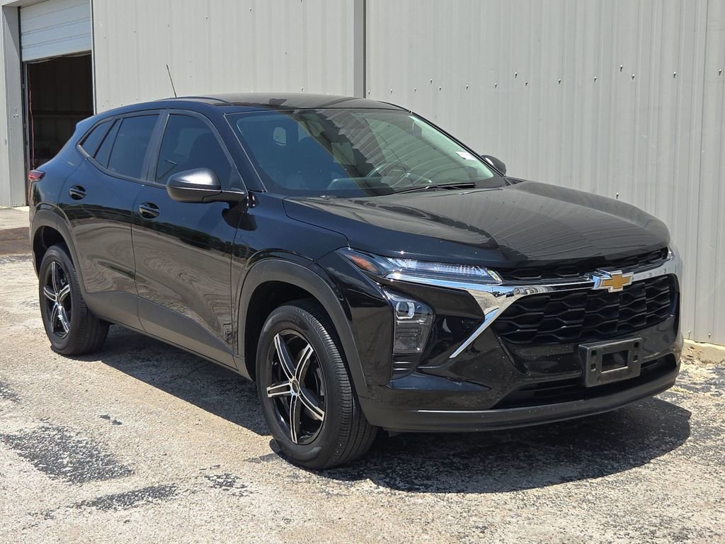 Used 2024 Chevrolet Trax LS w/ Driver Confidence Package FWD image 1