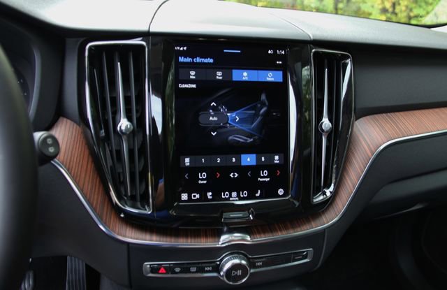 Used 2023 Volvo XC60 B5 Plus w/ Protection Package Premier image 21