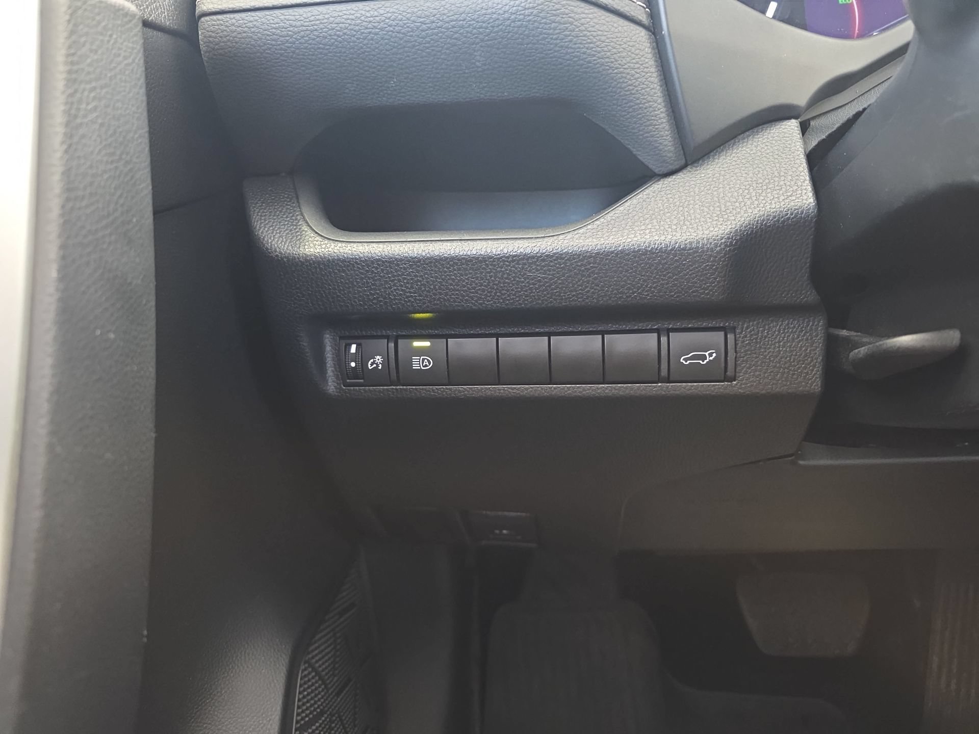 Used 2023 Toyota RAV4 XLE w/ Convenience Package FWD image 21
