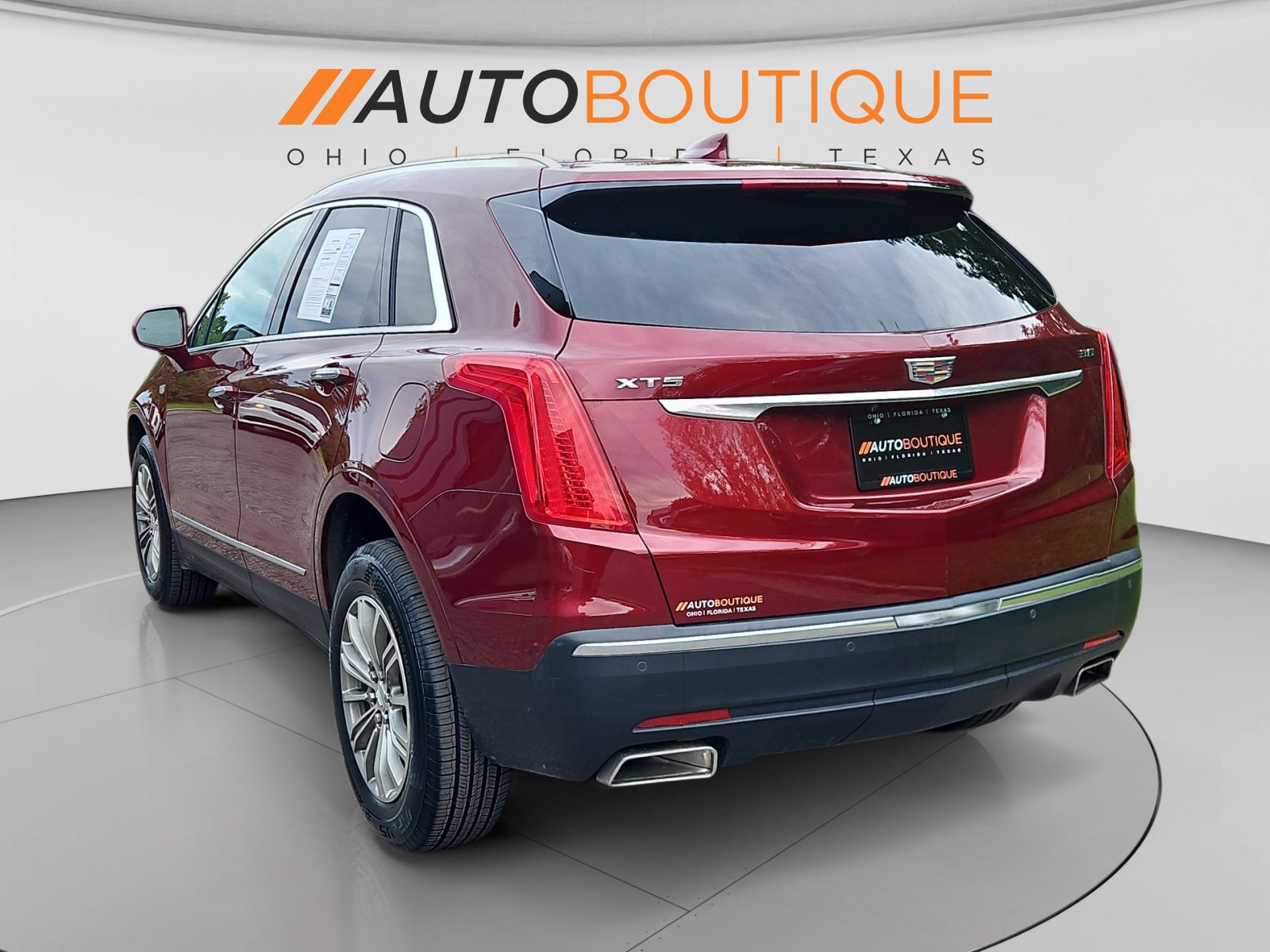 Used 2017 Cadillac XT5 Luxury w/ Driver Awareness Package FWD image 3
