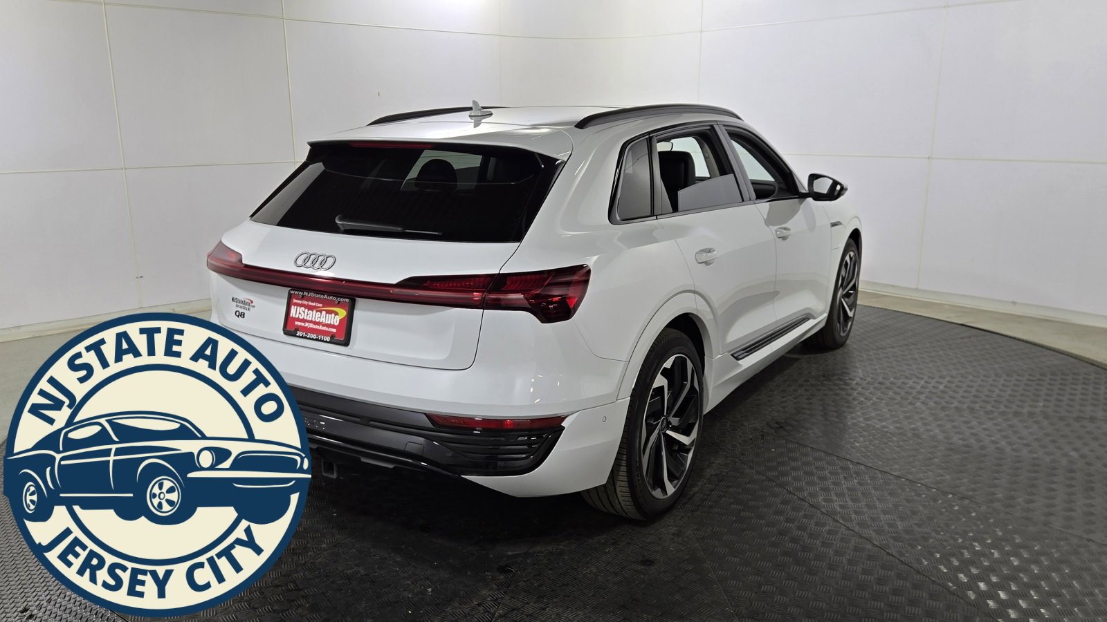 Used 2024 Audi Q8 e-tron Premium Plus image 7