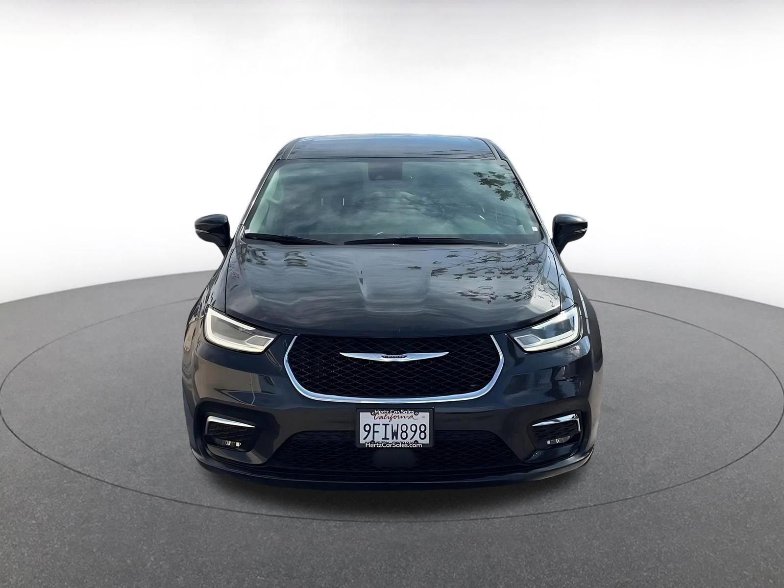 Used 2023 Chrysler Pacifica Touring-L image 4