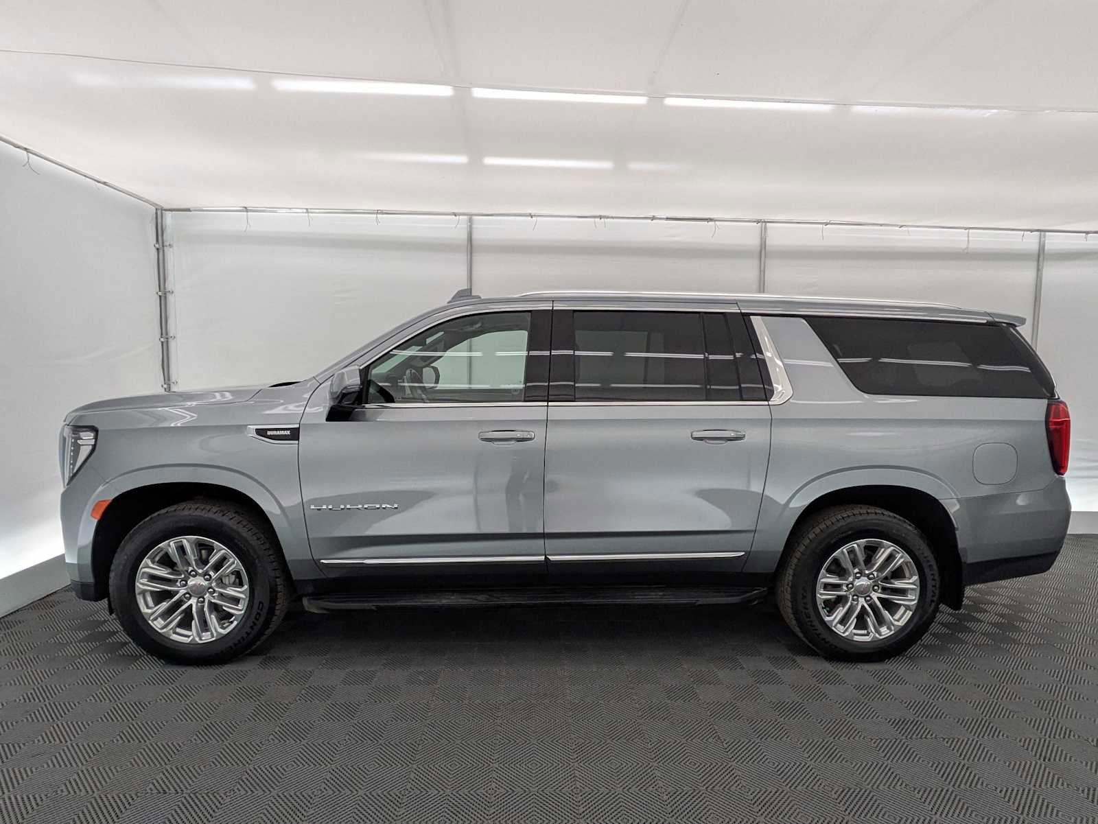 Used 2024 GMC Yukon XL SLT w/ SLT Luxury Package AWD/4WD image 3